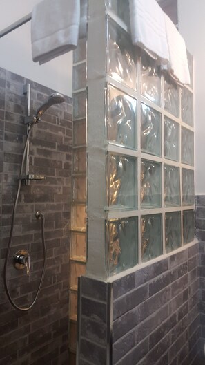 Shower, hair dryer - Candia Rooms (Rome)