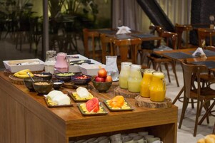 Café da manhã com buffet grátis todos os dias