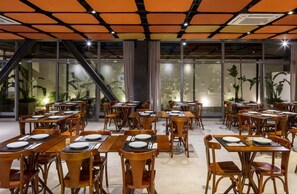 供应早餐、午餐、晚餐和早午餐