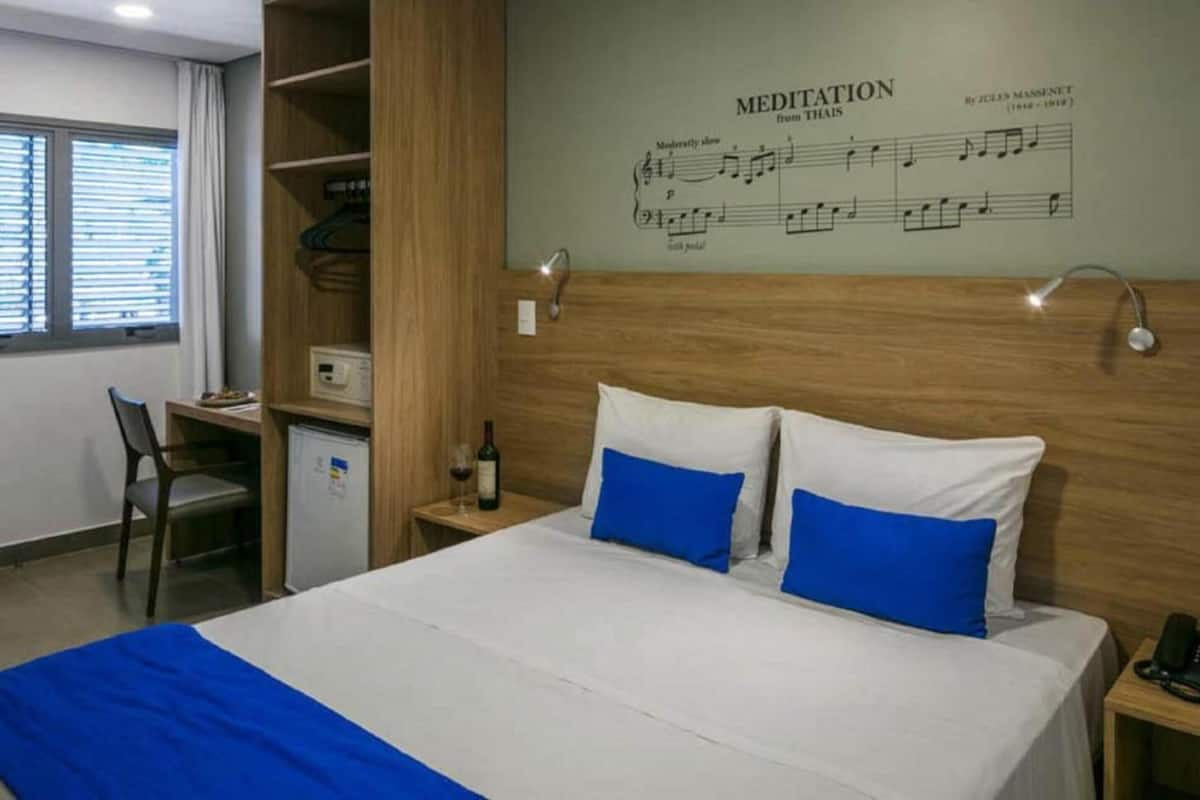Luxe driepersoonskamer | 1 slaapkamer, luxe beddengoed, een minibar, een kluis op de kamer