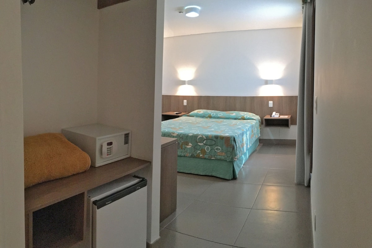 Deluxe tweepersoonskamer, toegankelijk voor mindervaliden | 1 slaapkamer, luxe beddengoed, een minibar, een kluis op de kamer