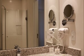 Shower, free toiletries, bidet, towels - Hotel Del Fiol (Tatui)