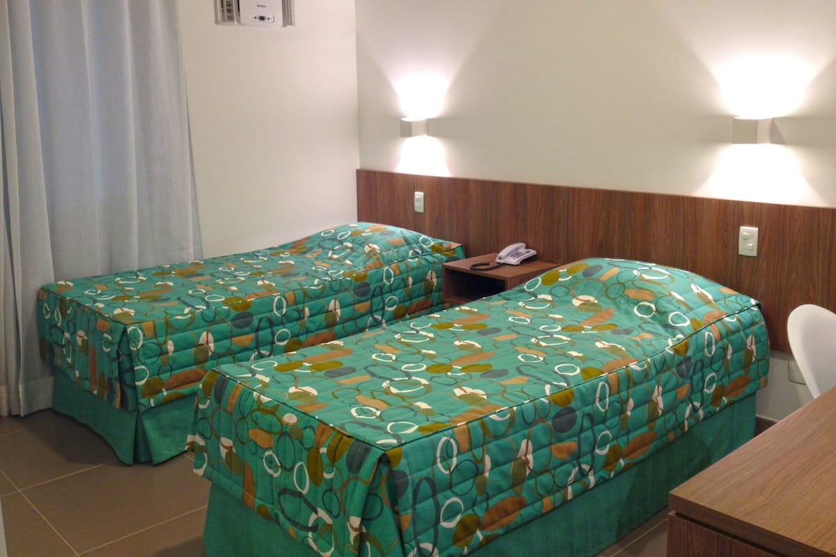 Deluxe eenpersoonskamer | 1 slaapkamer, luxe beddengoed, een minibar, een kluis op de kamer