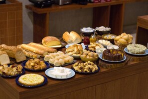 Free daily buffet breakfast - Hotel Del Fiol (Tatui)