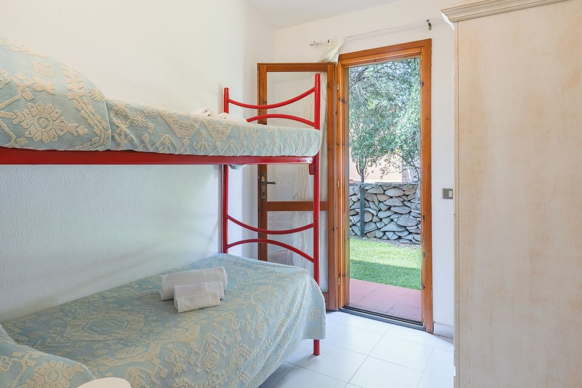 Apartment, 2 Bedrooms (6) | Iron/ironing board, bed sheets