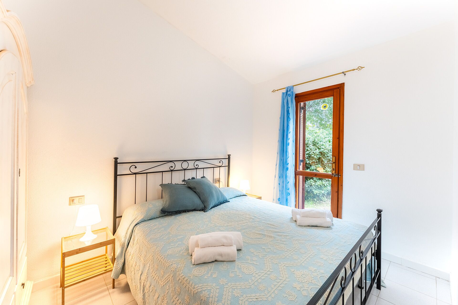 Iron/ironing board, bed sheets