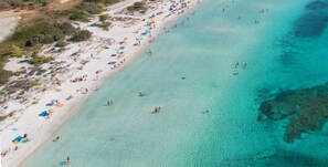 In Strandnähe, weißer Sandstrand, Shuttle zum Strand, Sonnenschirme