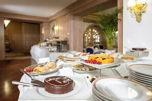 Tägliches inbegriffenes großes Frühstück