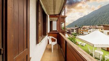 Standard-Doppel- oder -Zweibettzimmer, Bergblick | Zimmersafe, Schreibtisch, kostenloses WLAN