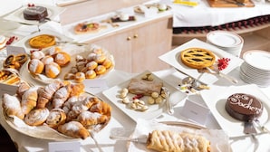 Une table de buffet proposant une variété de pâtisseries et de desserts.