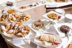 Free daily full breakfast - Olympic Palace (Pinzolo)