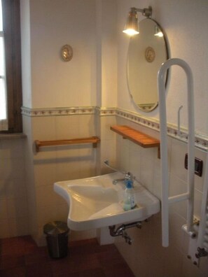 Apartment, 2 Schlafzimmer, Erdgeschoss | Badezimmer | Dusche, Regendusche, Bidet, Handtücher