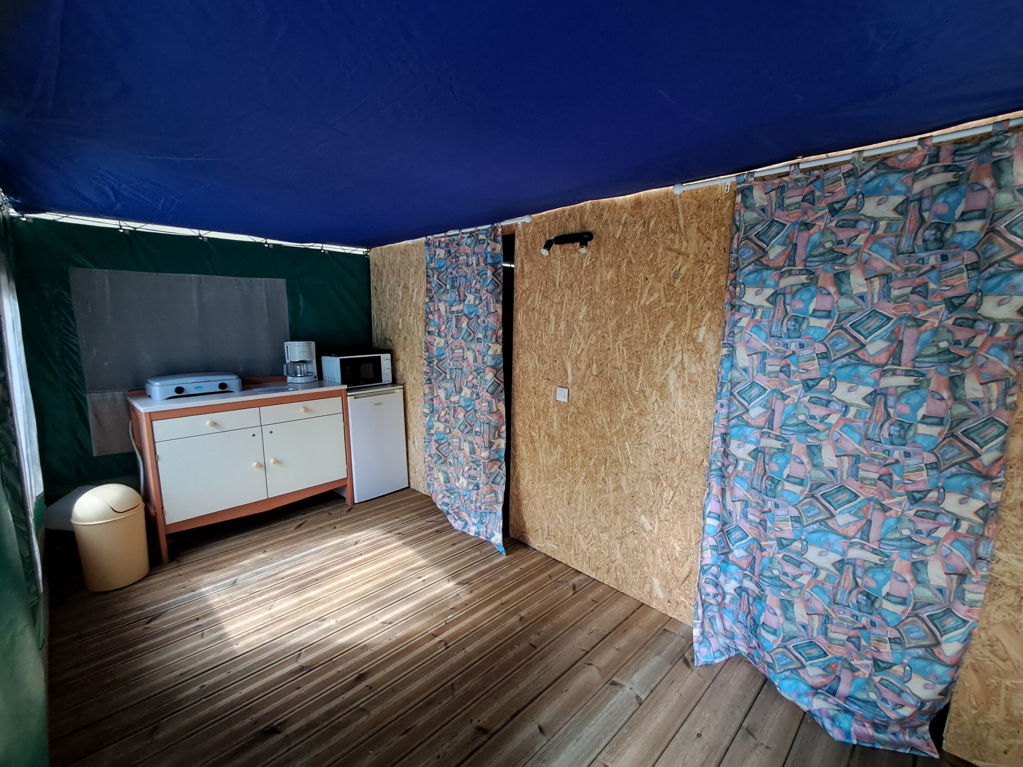 Bungalow | Privékeuken | Een koelkast, een microgolfoven, een kookplaat, een kinderstoel