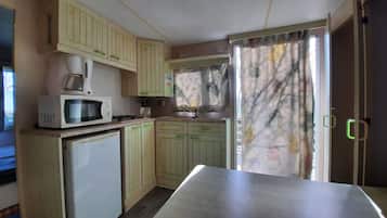 Casa rodante (Petit Willerby) | Cocina privada | Refrigerador, microondas, parrilla de estufa y utensilios de cocina