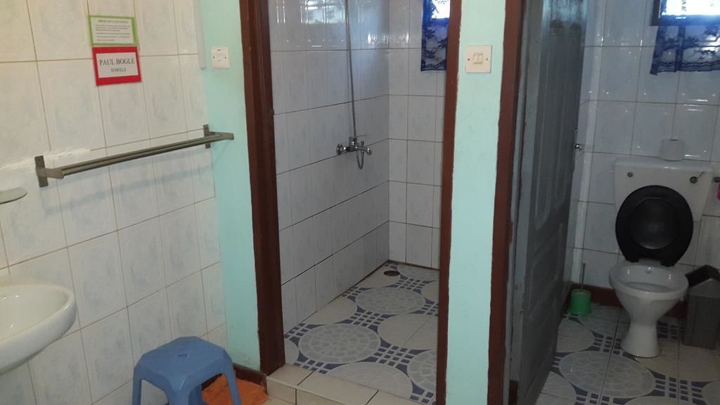Twin kamer (Bob Marley - Private bathroom) | Badkamer | Een douche