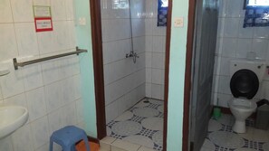 Twin Room (Bob Marley - Private bathroom) | Bathroom | Shower - Almond Tree Guest House (Elmina)
