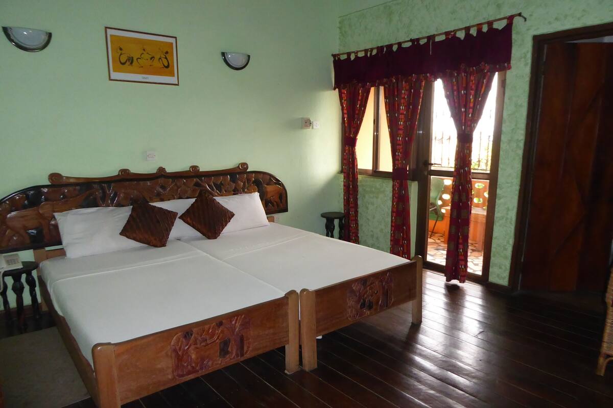 Twin Room (Tackie - Private Bathroom)