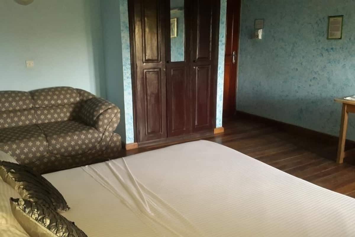 Double Room (Louise Bennett - Private Bathroom)