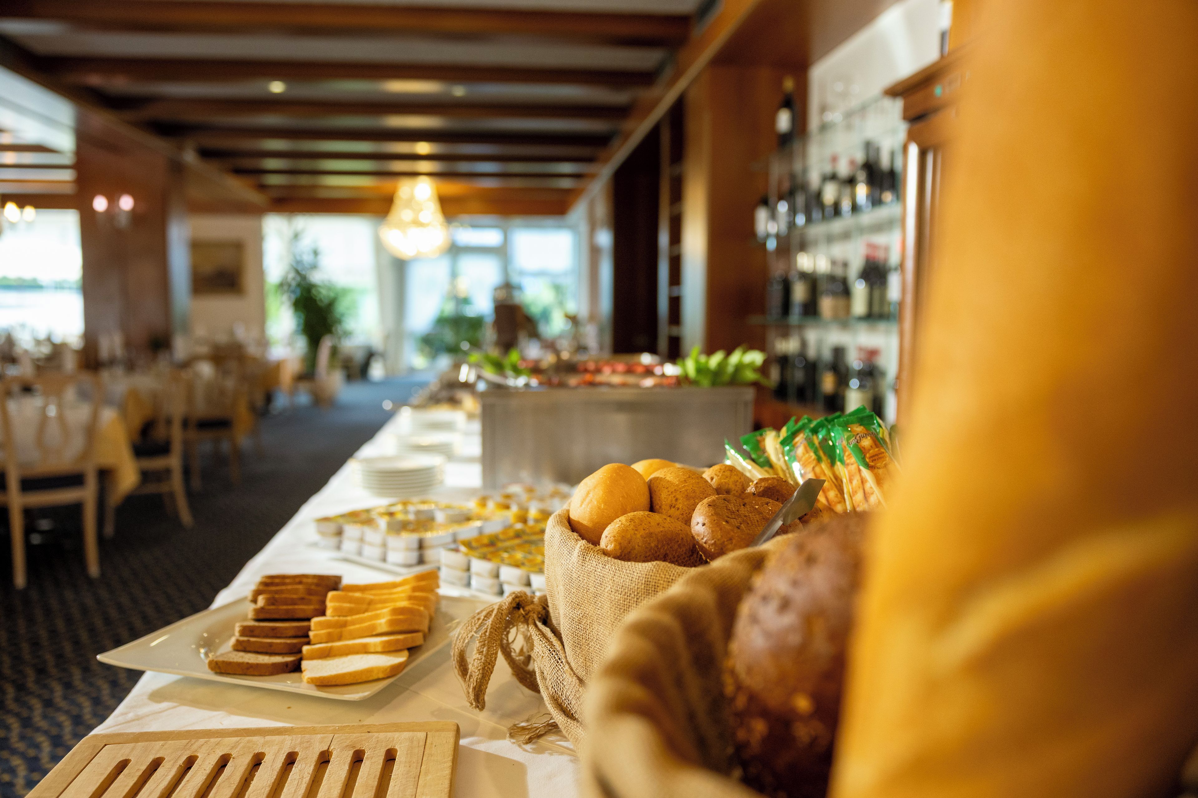 Una mesa de buffet con diferentes alimentos y una botella de jugo.