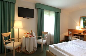 Double or Twin Room | In-room safe, desk, cots/infant beds, free WiFi - Olympic Royal (Giustino)