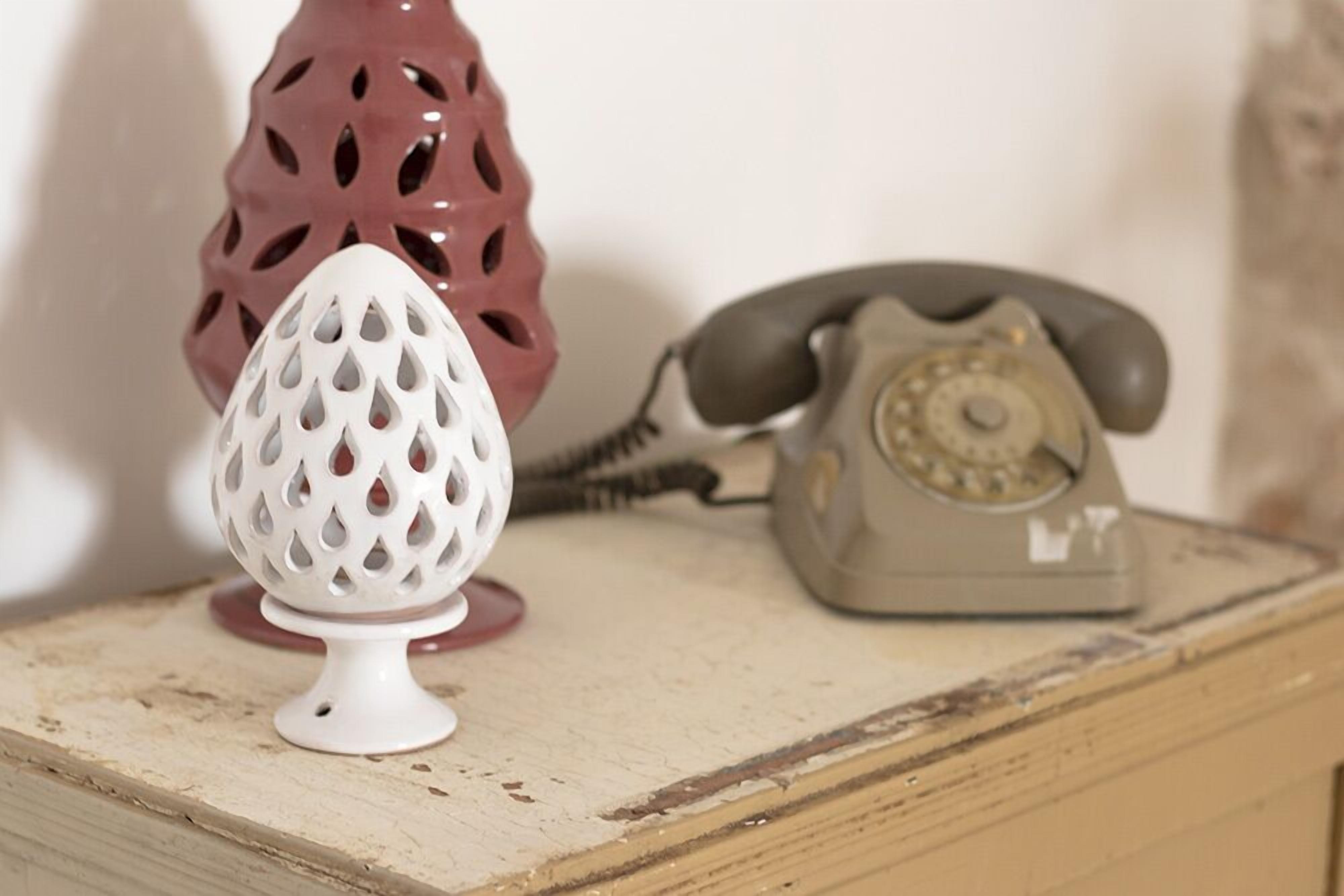 Un teléfono antiguo sobre una superficie de madera.