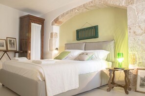 Junior suite | Individueel gedecoreerd, individueel gemeubileerd, een bureau