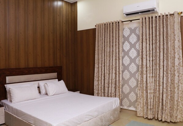 In-room safe, individually decorated, individually furnished, desk - Marriodd Hotel (Lahore)