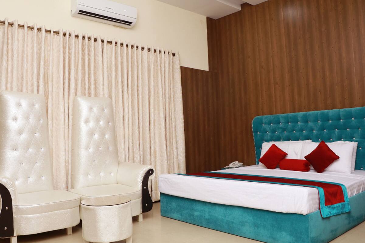 Family Double Room, 1 Double Bed, Accessible, Non Smoking | Living room | Fireplace