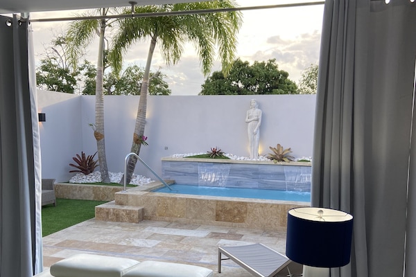 Luxury Double Room | Living area | 45-inch flat-screen TV with digital channels, TV