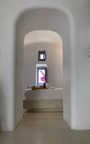 Superior Villa with Hot Tub (Ground Floor, view to the sharing pool) | เครื่องนอนระดับพรีเมียม, เตียงพร้อมฟูกเสริมที่นอน, ตู้นิรภัยในห้องพัก