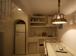 Deluxe Villa with Private Hot Tub, Split-level | Private kitchen