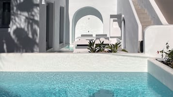 Grand Villa with Private Pool and Hot Tub, Split Level | Verönd/útipallur