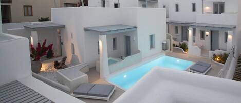 Outdoor pool, open 9:00 AM to 8 PM, pool loungers