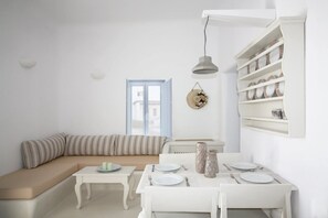 Superior Villa with Hot Tub (Ground Floor, view to the sharing pool) | Oleskelualue | Taulutelevisio