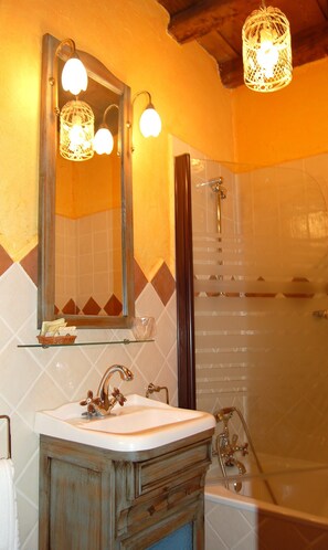 Deluxe Room, City View (Blanca) | Bathroom | Free toiletries, towels