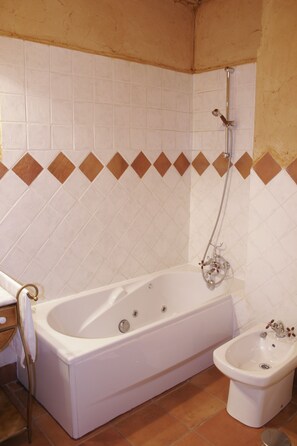 Deluxe Room, Jetted Tub, Valley View (Naranja) | Bathroom | Free toiletries, towels - Posada La Gatera (Pedro Bernardo)