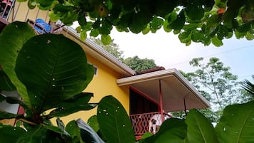 Comfort Cabin | Courtyard view