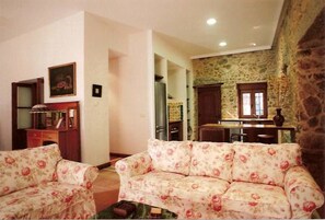 Ferienhaus, 3 Schlafzimmer, Terrasse | Wohnbereich | Flachbildfernseher