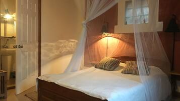 Habitación doble, 1 cama matrimonial, para no fumadores | Decoración personalizada, muebles diferentes y cortinas blackout