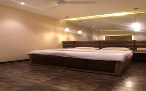 Kamar Double Eksekutif, 1 Tempat Tidur King | Seprai katun Mesir, seprai premium, meja kerja, dan Wi-Fi gratis