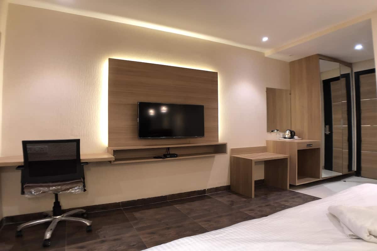 Egyptian cotton sheets, premium bedding, desk, free WiFi