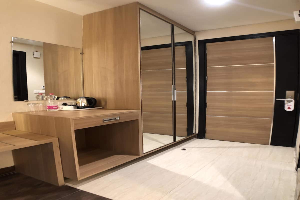 Executive Double Room, City View | In-room business center