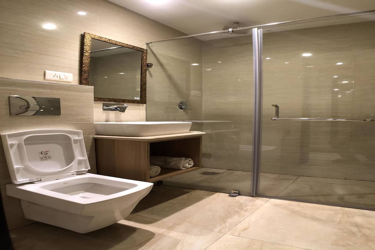 Shower, rainfall showerhead, free toiletries, bathrobes