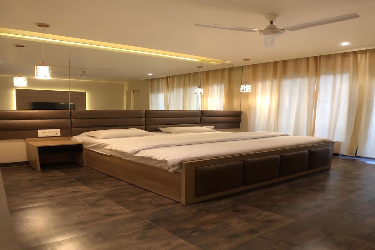 Egyptian cotton sheets, premium bedding, desk, WiFi (free)