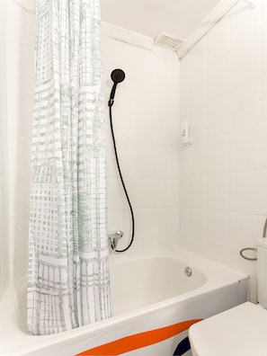 Dreibettzimmer | Badezimmer | Haartrockner, Handtücher