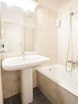 Vierbettzimmer | Badezimmer | Haartrockner, Handtücher