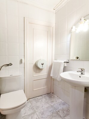 Dreibettzimmer | Badezimmer | Haartrockner, Handtücher
