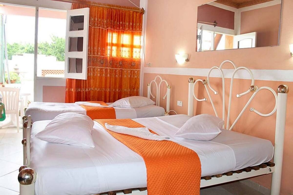 Eenvoudige kamer, 1 slaapkamer | Italiaanse Frette-lakens, een minibar, verduisterende gordijnen