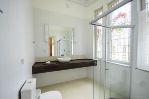 Family Room, Non Smoking | Bathroom | Shower, free toiletries, hair dryer, towels - Hotel Praça da Matriz (Porto Alegre)