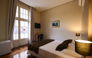 Double Room, Non Smoking | 1 bedroom, desk, iron/ironing board, free WiFi - Hotel Praça da Matriz (Porto Alegre)